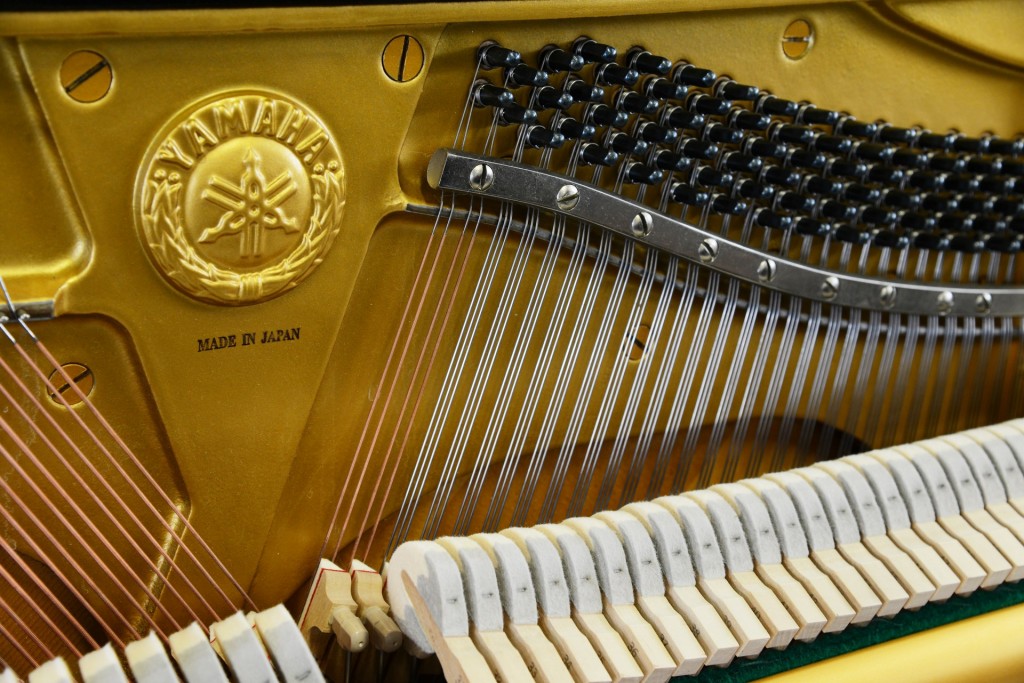 Yamaha U 1 weiß poliert Piano Zifreind