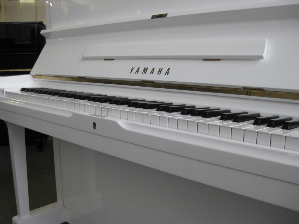Yamaha U 1 weiß poliert Piano Zifreind